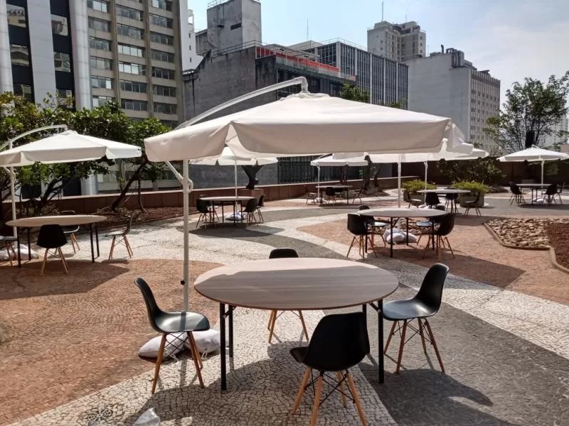 Evento com Ombrelones, cadeiras Charles Eames e Mesas Redondas dobráveis